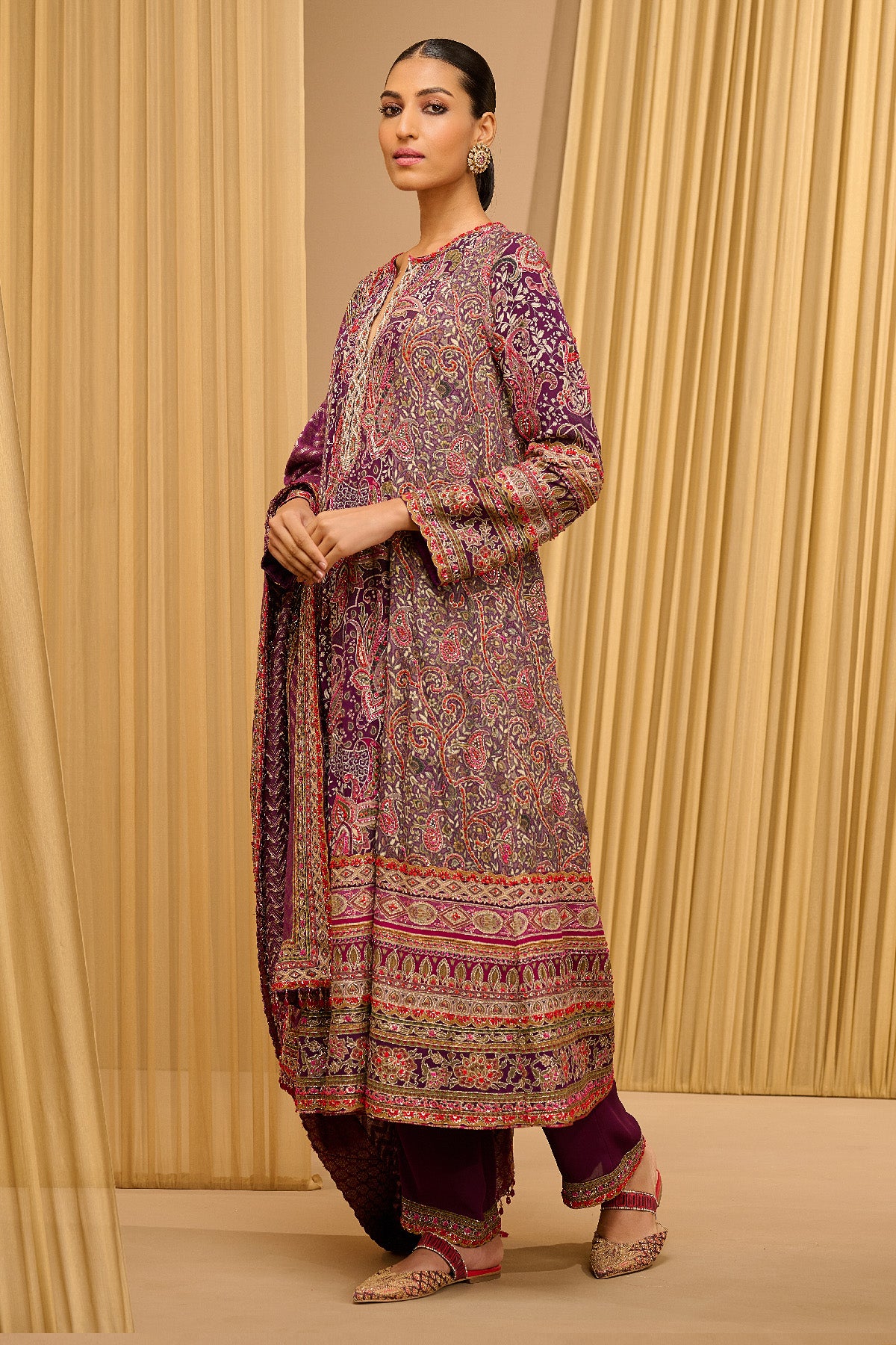 Kashida Paisley Kurta And Trousers Set