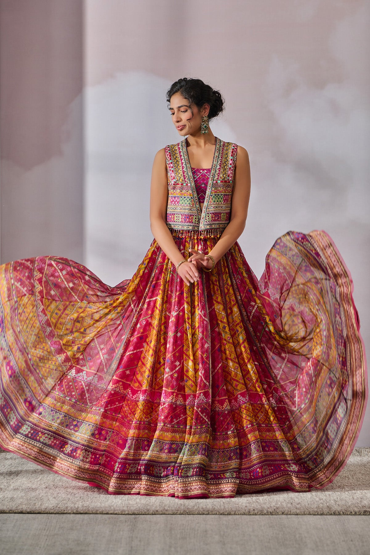 TARUN TAHILIANI シルクジャケット インド製 Tarun Tahiliani Reimagines A Hand Painted Silk Panel Into A