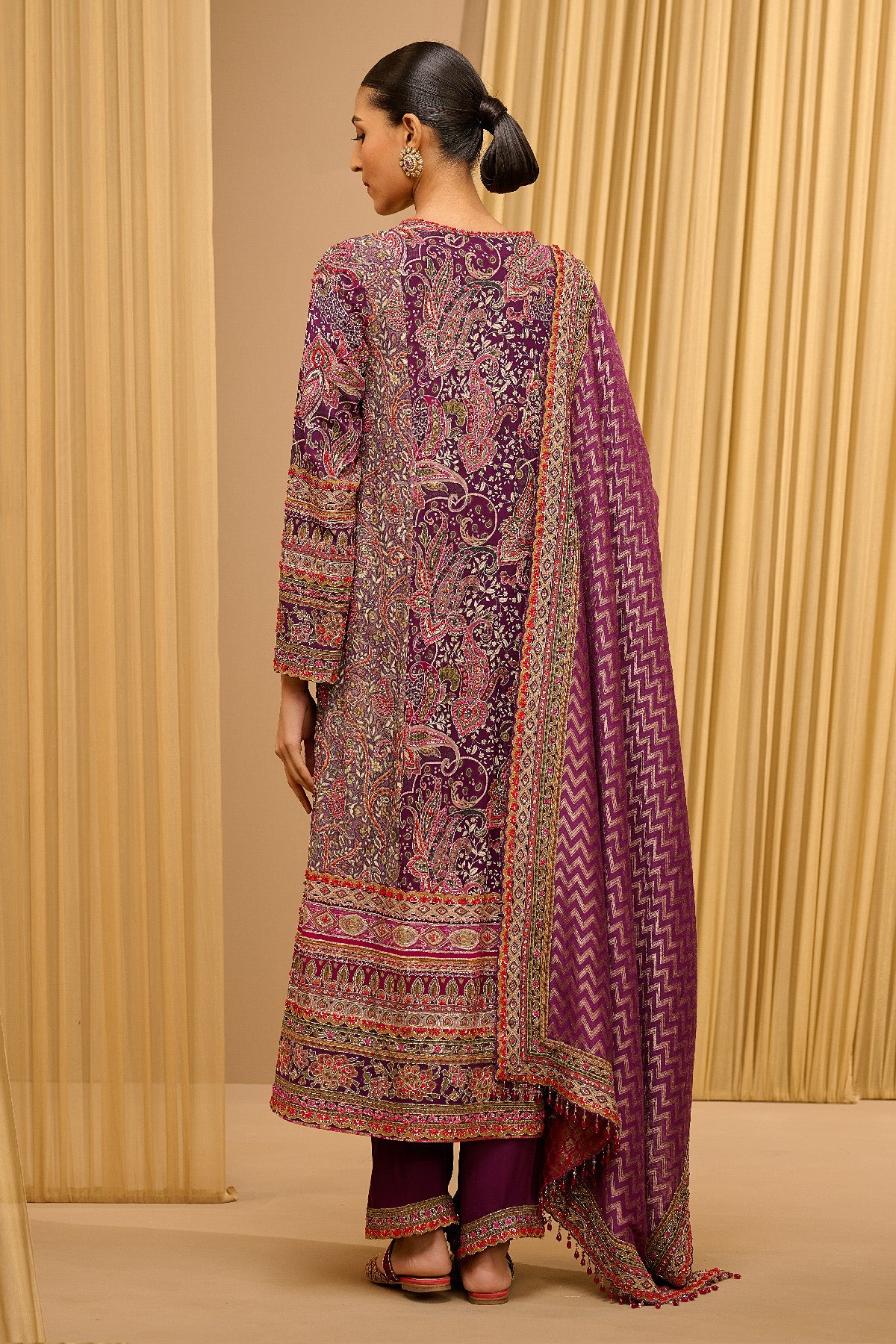 Kashida Paisley Kurta And Trousers Set