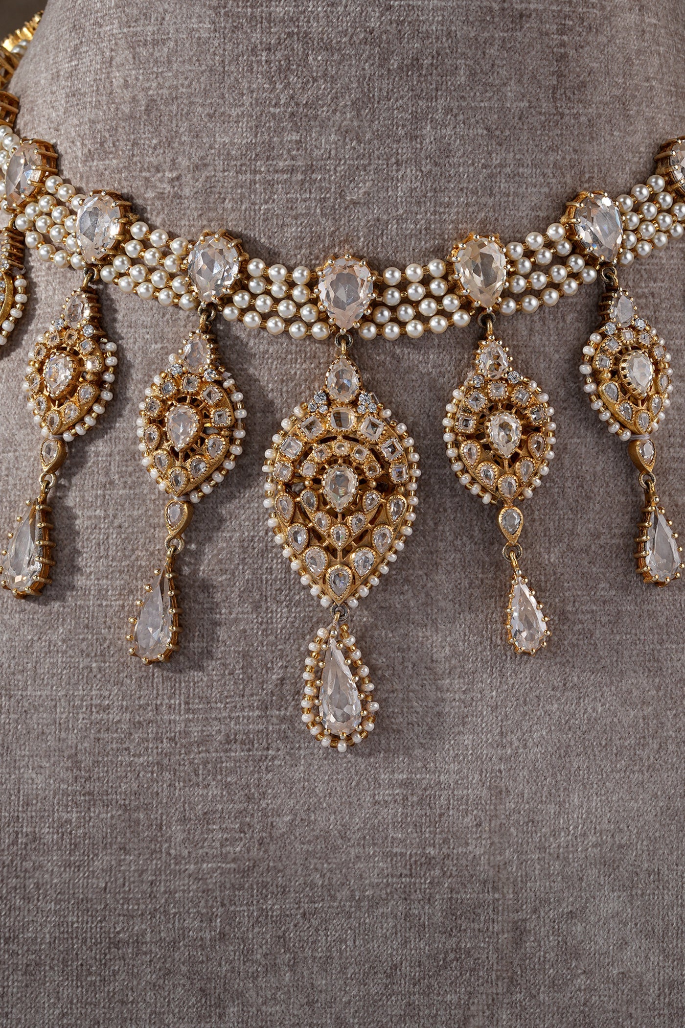 Gulluband necklace