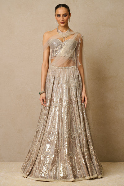 Kiara Advani's metallic Manish Malhotra lehenga is made for brides who love  drama | Vogue India | Wedding Wardrobe